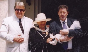 Botezul lui Corneluş,  în 1990  Pritnre invitaţi,  Corneliu Vadim Tudor jpeg