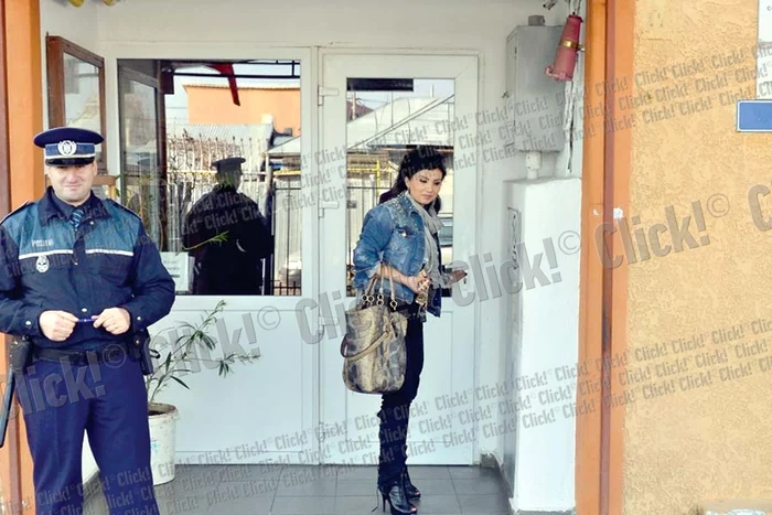 Speriată de ce i se întâmplă, Adriana Bahmuţeanu a făcut un atac de panică şi a izbucnit în lacrimi (Fotografii: Alex Muscaliu)
