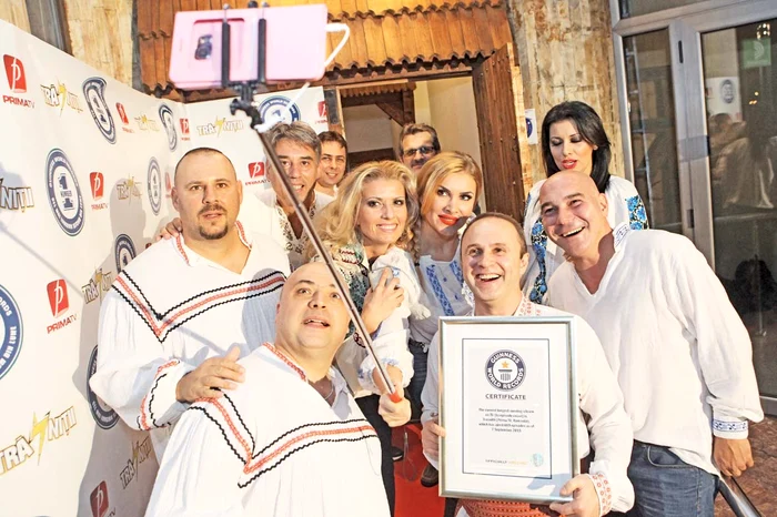Un selfie cu toată gaşca  şi cu preţiosul certificat  de Cartea Recordurilor