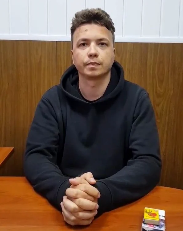 
    Roman Protasevici, în centrul de detenție de la Minsk, bătut dar obligat să spună că totul este perfect legalSursa foto: captura Twitter  