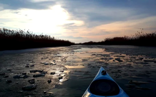 Delta Dunării iarna gheaţă zăpadă îngheţată sloiuri Clubul de agrement ciclo-nautic JuriLotca