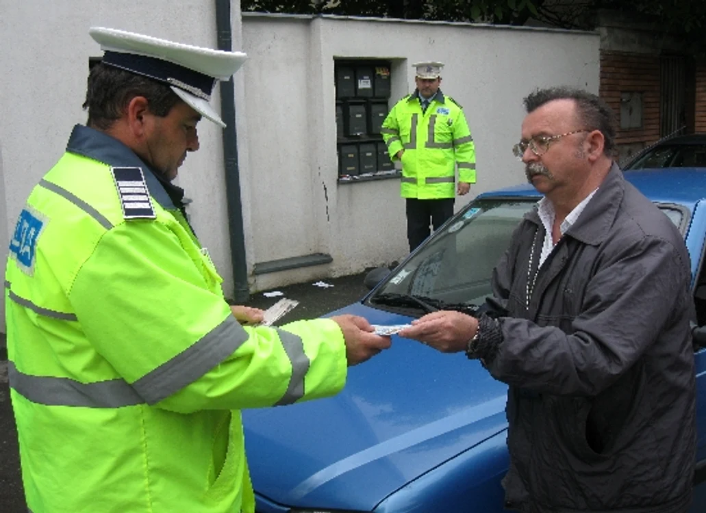 Sute de şoferi s-au ales cu amenzi pentru viteză foto arhivă
