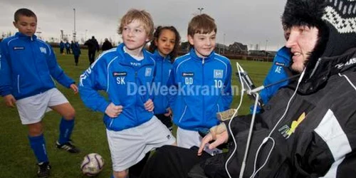 Mihăiţă Neşu, alături de copiii de la şcoala sa de fotbal. Sursă foto: mihainesufoundation.com