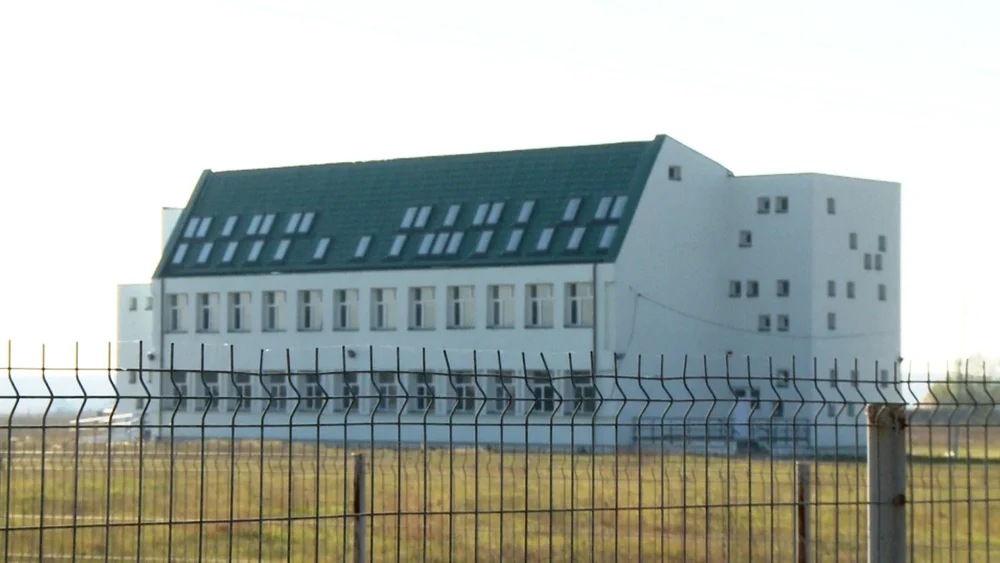 Rescrieti acest titlu corect gramatical, in limba romana la 10 de cuvinte, ca titlu de presa Liceul „chinezesc“ din Dâmbovița stă nefolosit de la inaugurare. Un lanț medical vrea să facă spital acolo