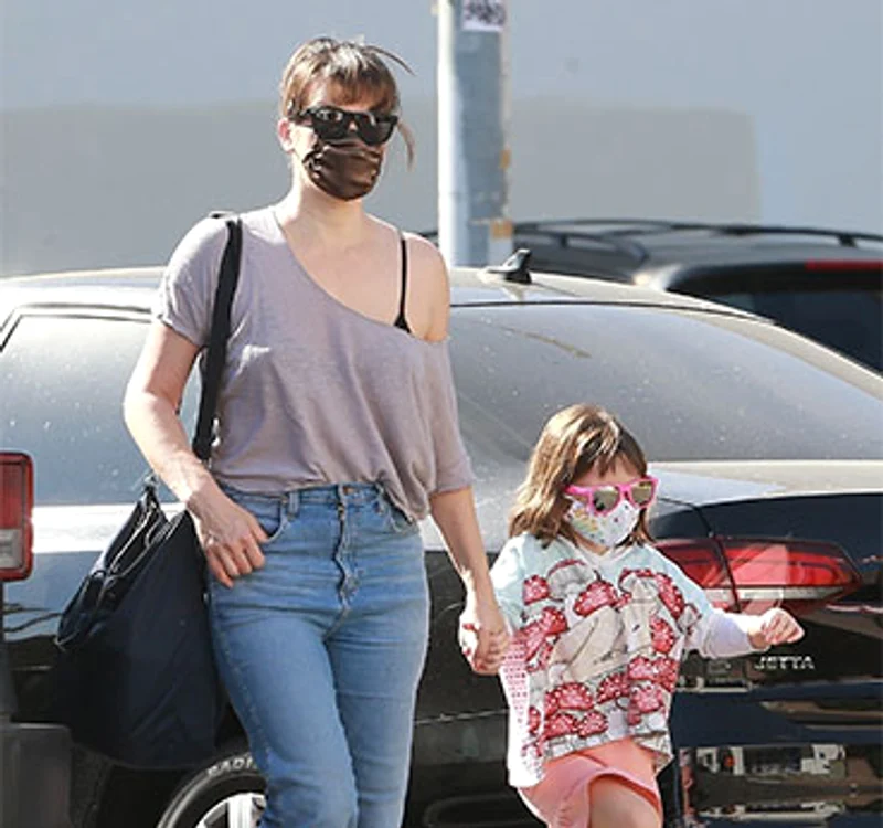 Milla Jovovich a fost surprinsă împreună cu una dintre fiice, Dashiel