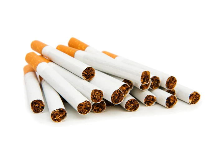 Cu banii pe care i-ar fi obţinut pentru capac, bărbaţii vroiau să îşi cumpere ţigări (foto: arhivă)