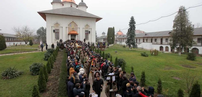 Sute de oameni au fost prezenţi la ceremonia de înmormântare a Stelei Popescu de la Mănăstirea Cernica FOTO Dorin Constanda