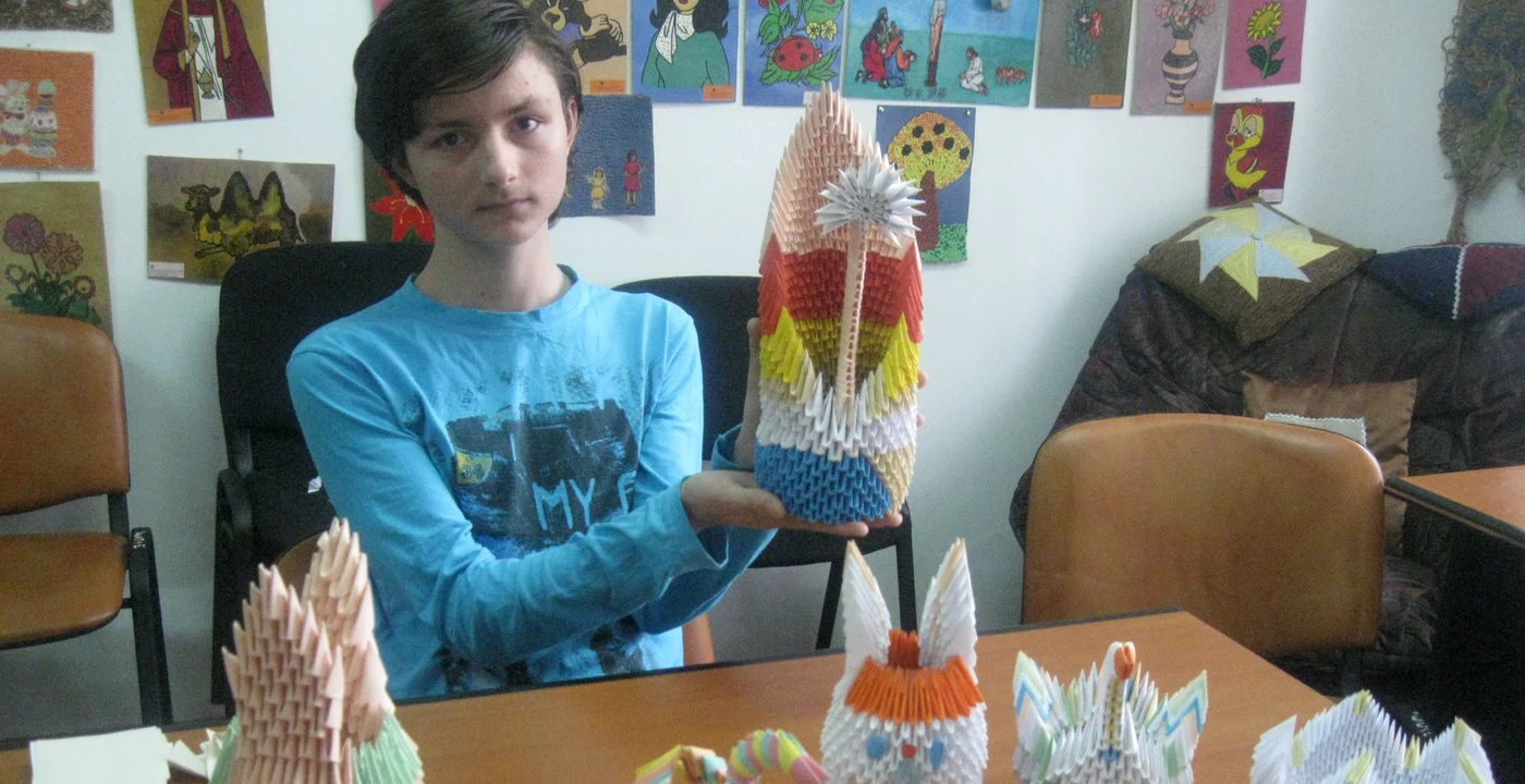 
    Alexandru şi cele mai frumoase figurine pe care le-a lucrat. Foto. Mariana Constandache  