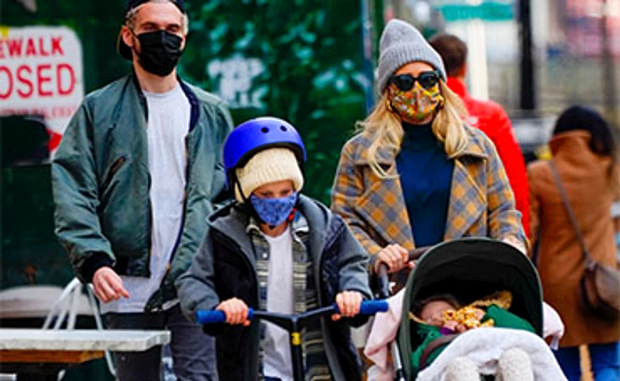 Hilary Duff a mers la plimbare cu soţul şi cu cei doi copii, Luca şi VioletFoto: Profimedia