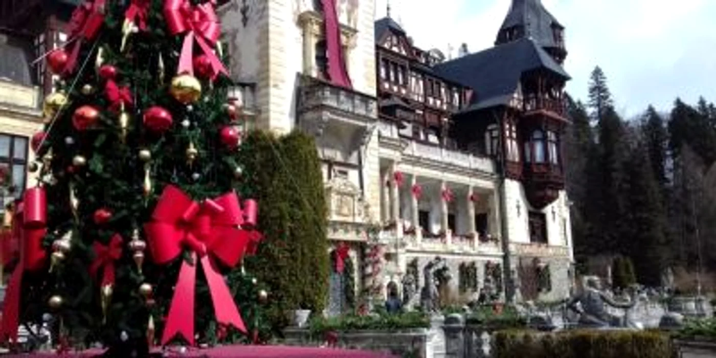 Turiştii sunt surprinşi să găsească un brad împodobit şi decoruri de Crăciun pe terasa Castelului Peleş, deşi săbătoriloe de iarnă au trecut de mult