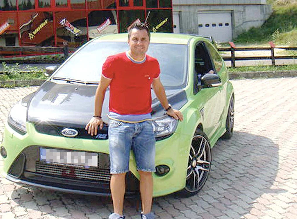 
    Florentin Petre  este foarte mândru  de maşina lui  