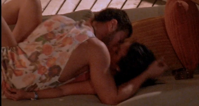 Deea şi Tomi se sărută cu pasiune. El vrea să meargă mai departe, la fel şi ea...