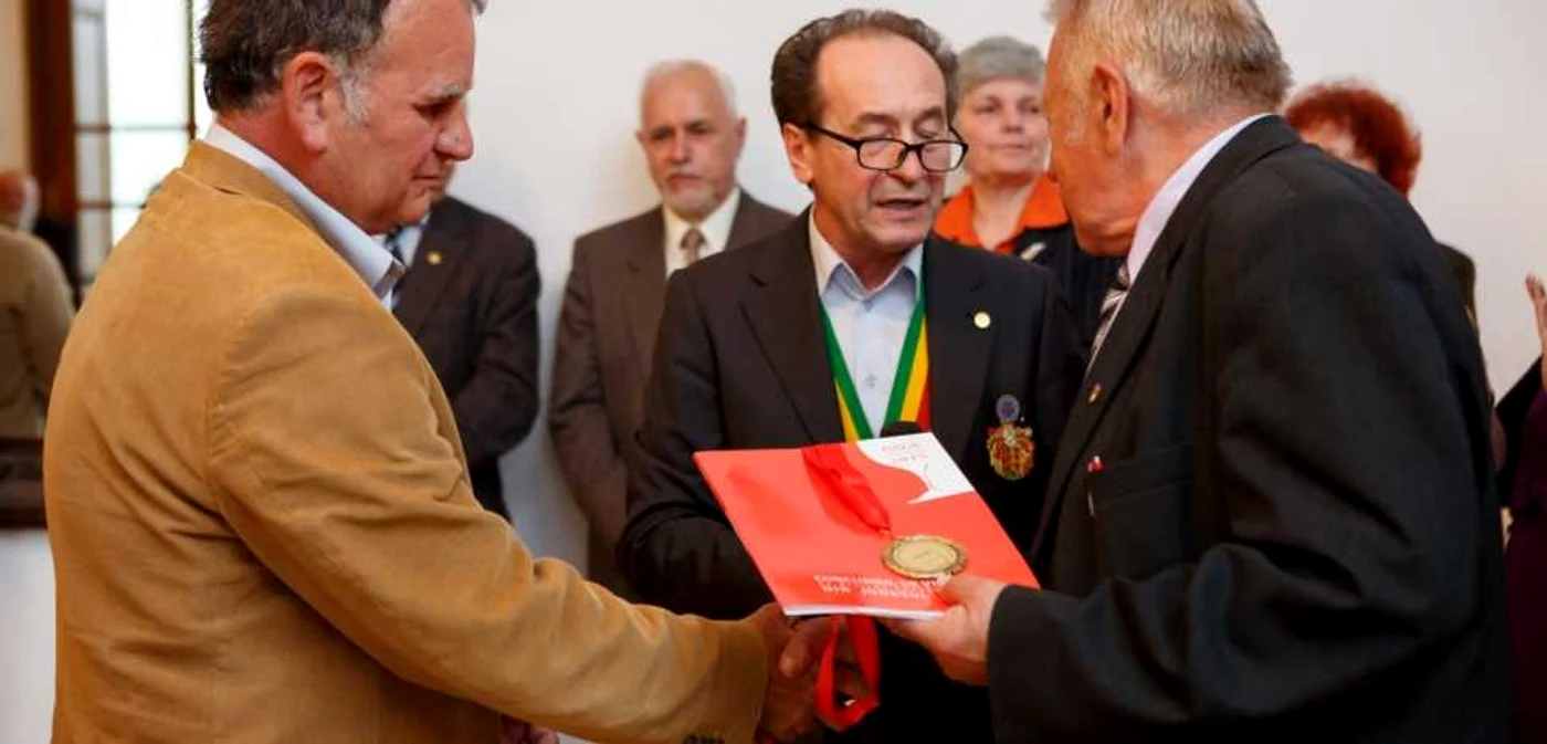 Papp Peter (stînga) a câştigat şi în 2015 concursul de vinuri la categoria mici producători. Foto: Zoltan Lorincz
