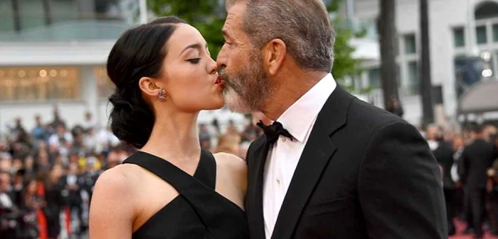 Rosalind Ross, sărutându-se cu Mel Gibson pe covorul roşu de la Cannes 2016 FOTO AFP/Getty Images/Daily Mail