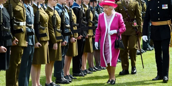 Regina Elisabeta a Marii Britanii soseşte la Berkhamsted School pentru celebrarea a 475 de ani de existenţă. FOTO Guliver/Gettyimages