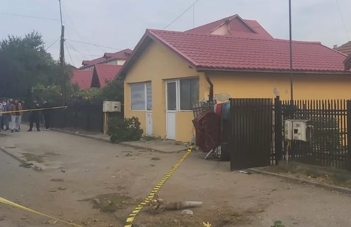 Maşina s-a răsturnat în curtea unui imobil