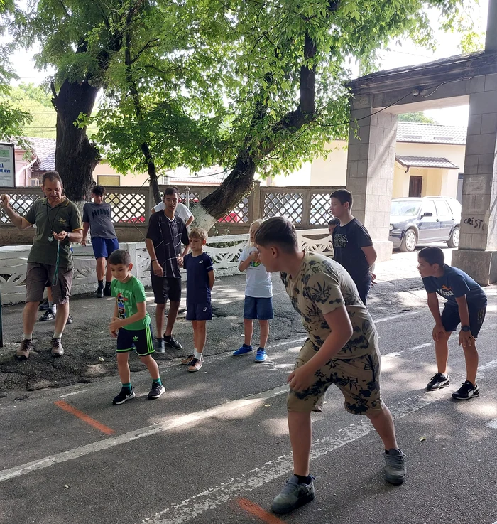 În anii anterior „Biblioteca de vacanță” s-a organizat în parcul orașului FOTO: FB/Bibl. „V. C.”