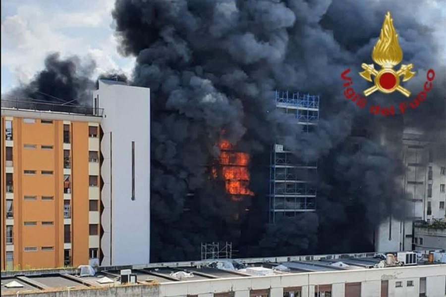 Clădire din Roma, cuprinsă de flăcări: o persoană a murit, 15 au fost rănite