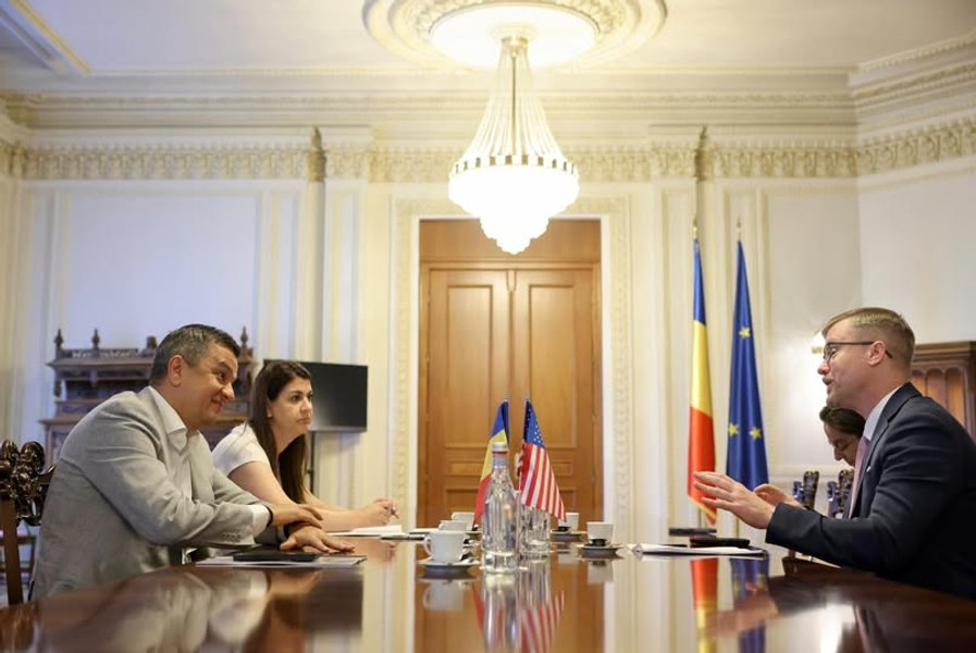 Grindeanu, după discuțiile de la Ambasada SUA la București: „O fereastră de oportunitate să includă din nou România în Visa Waiver”
