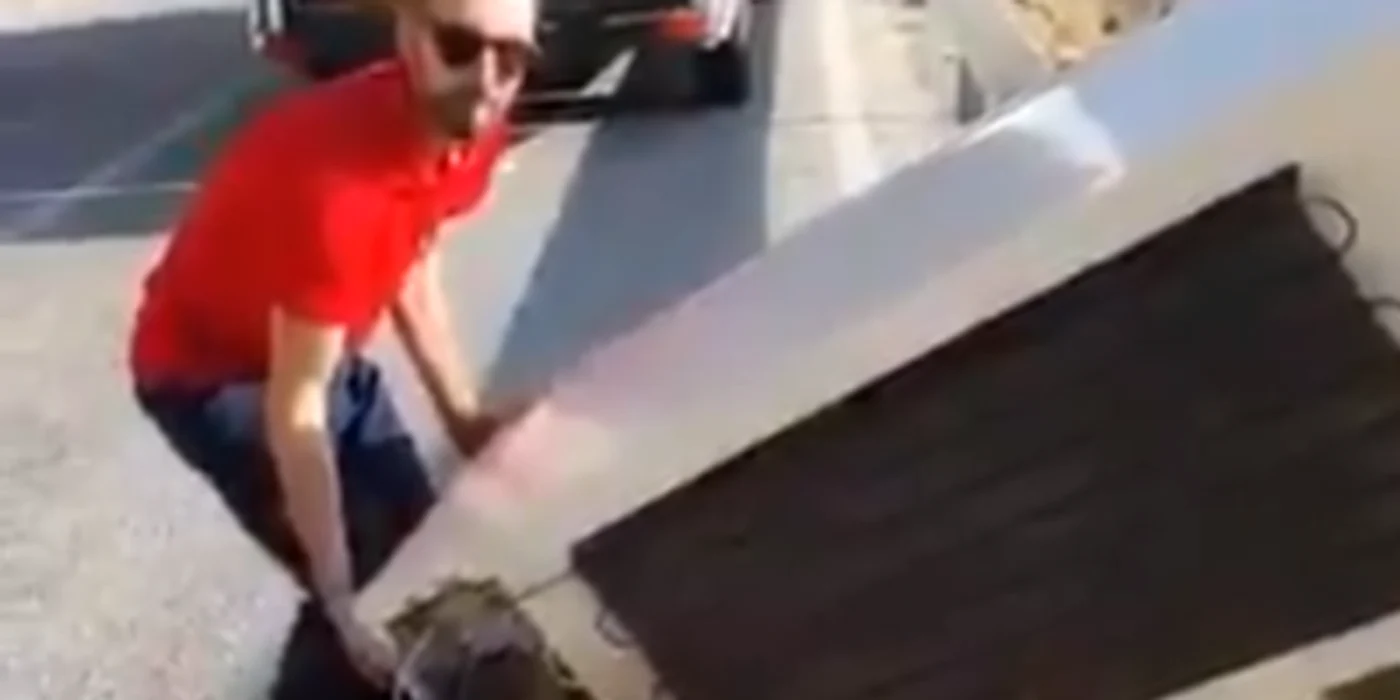 Barbat obligat sa si recupereze frigiderul pe care il aruncase in prapastie