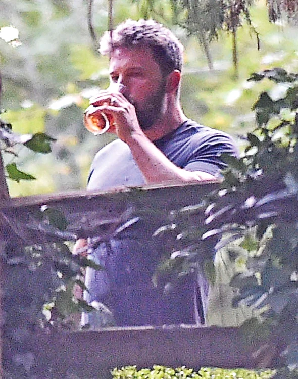Ben Affleck  (46 de ani) a fost surprins bând alcool inclusiv în parcuri