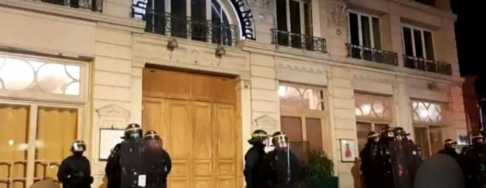 Mai multe persoane au incercat sa intre in teatrul unde era Emmanuell Macron FOTO France 24