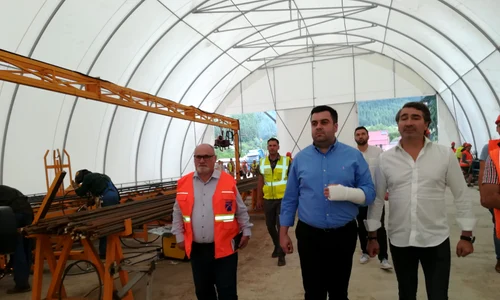 ministrul transporturilor razvan cucu pe santiere cu mana in ghips 0 jpeg