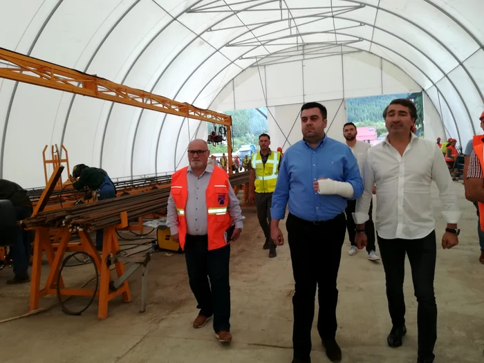 
    Ministrul Transporturilor, Răzvan Cuc, a verificat șantierele cu mâna în ghipsFotografii: Ministerul Transporturilor  