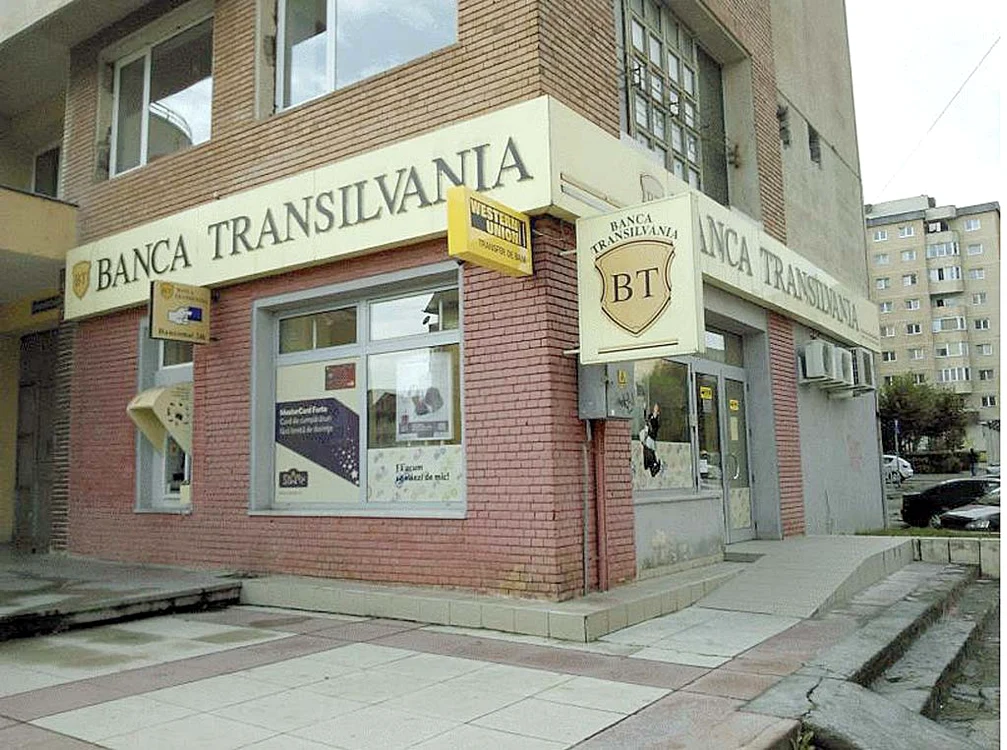 Doi hoţi mascaţi au fugit cu 200.000 de lei din sediul Băncii Transilvania, Braşov
