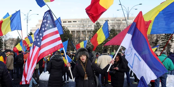 Susținători ai lui Călin Georgescu protestează în Piața Victoriei din București. FOTO Inquam Photos / Octav Ganea