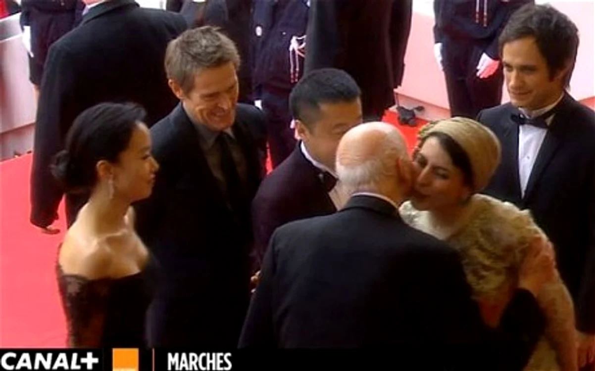 Leyla Hatami, în momentul în care îl sărută pe Gilles Jacob. (Foto: Canal+)