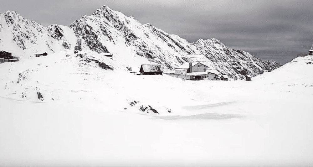 Risc însemnat de avalanşă şi un strat de zăpadă de 2,6 metri la Bâlea Lac în munţii Făgăraşului