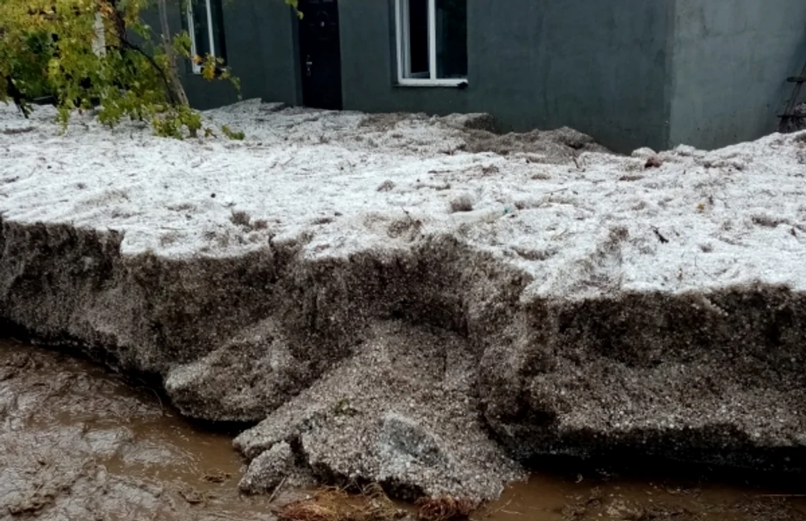 Stratul de grindină a atins 1,5 metri grosime foto IGSU