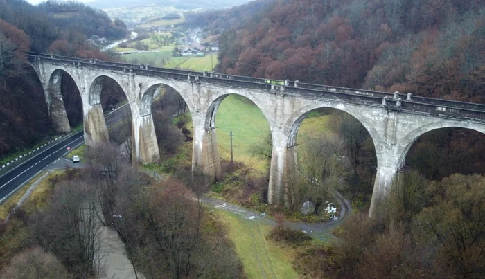 Viaductul Luncoi, monumentul emblematic al fostei căi ferate din Metaliferi. Foto: Daniel Guță