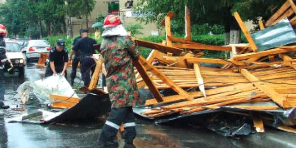Judeţ cu judeţ:De luna viitoare, 500 de angajaţi de la Electroputere Craiova vor rămâne fără loc de muncă.