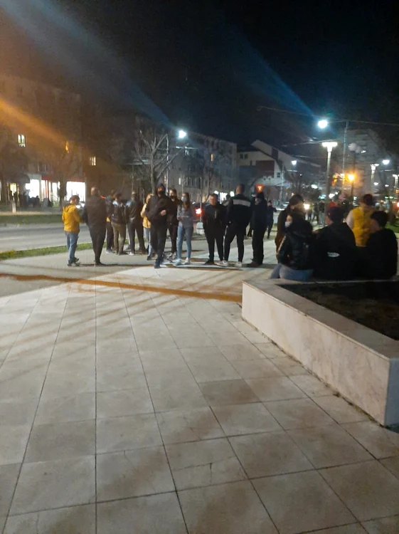 Tinerii s-au adunat miercuri-seara în faţa Prefecturii Olt, de unde au plecat în marş prin oraş FOTO: Alina Mitran