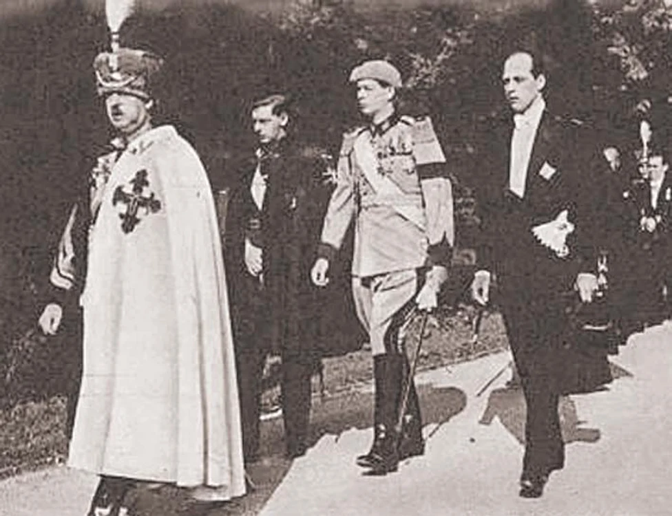 1938: Carol al II-lea şi fiul său, Mihai,  alături de întreaga ţară au însoţit  sicriul cu trupul Reginei Maria 
