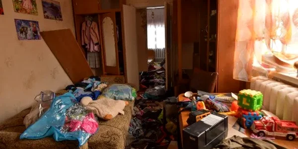Ucrainenii şi-au găsit casele jefuite FOTO Sviatoslav Medyk via The Guardian