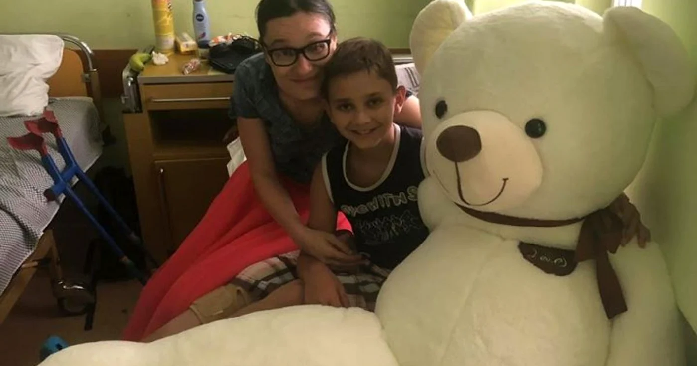 Alexandra Răureanu, o tânără care le face bucurii copiiilor din spitale FOTO Facebook/Alexandra Răureanu