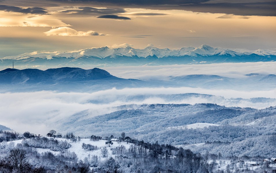 Drumeții montane de iarnă în rezervații naturale și sate arhaice din vestul României