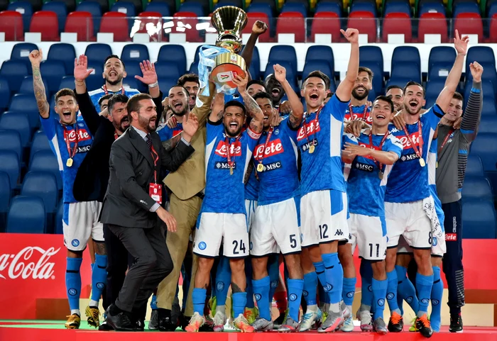 
    Fotbaliștii lui Napoli se bucură cu trofeulFoto: Guliver / GettyImages  