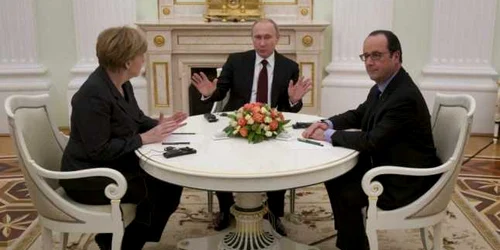 Vladimir Putin poartă o converasţie cu cancelarul german Angela Merkel i preşedintele Franţei Francois Hollande FOTO AP