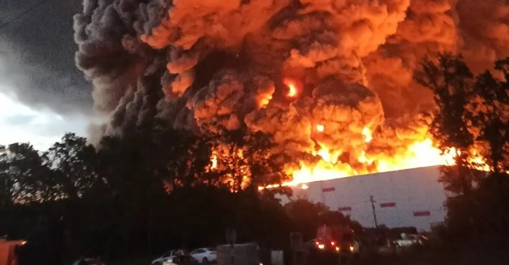 Cel mai mare centru logistic din Rusia, lovit din nou de drone ucrainene: două depozite Wildberries și o bază petrolieră, cuprinse de incendii