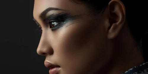 Model asiatic cu pielea închisă Foto Shutterstock