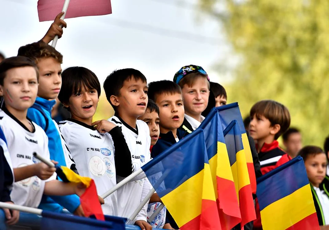 
    Copiii au avut steaguri tricolorefoto: facebook Echipa națională de fotbal a României  