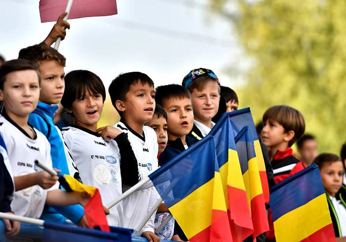 Copiii au avut steaguri tricolorefoto: facebook Echipa națională de fotbal a României