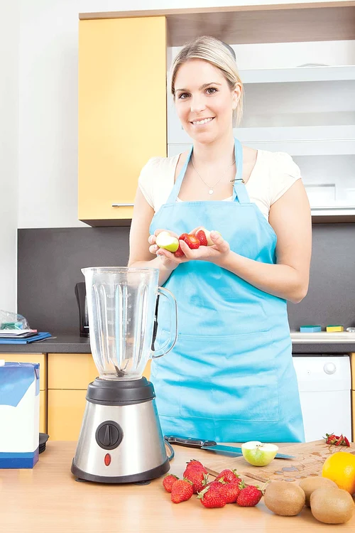 
    Din căpşuni poţi face  shake-uri delicioase  