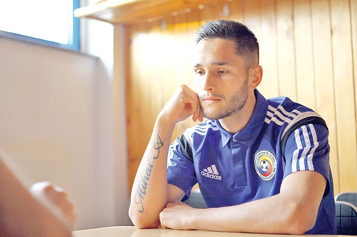 1-0, minutul 39: Luis Suarez l-a învins pe portarul Angliei printr-o lovitură de cap după o centrare a lui Cavani