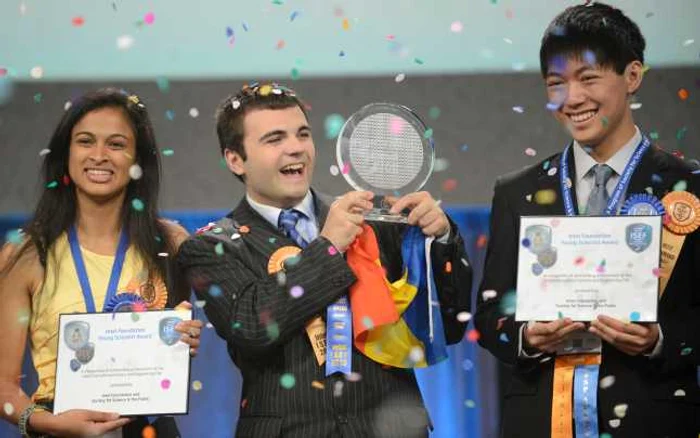 Ionuţ Budişteanu (centru) a luat premiul Gordon E. Moore la competiţia Intel ISEF FOTO Intel