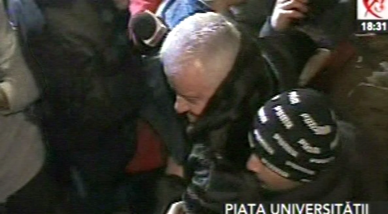 Irinel Columbeanu, îmbrâncit de protestatari (Foto: captură video Realitatea TV)